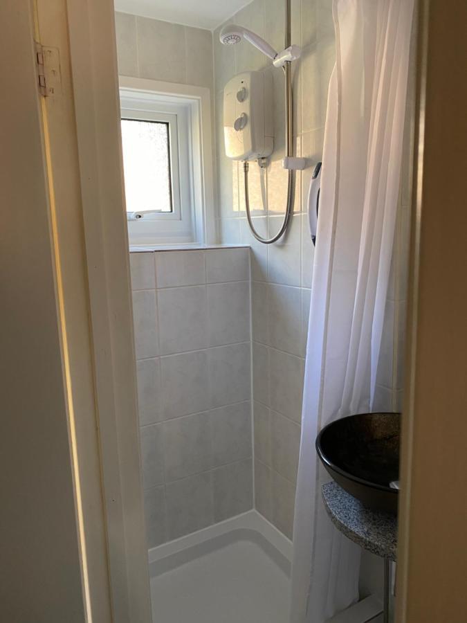 Quiet, spacious double bedroom! Peterborough Exterior foto